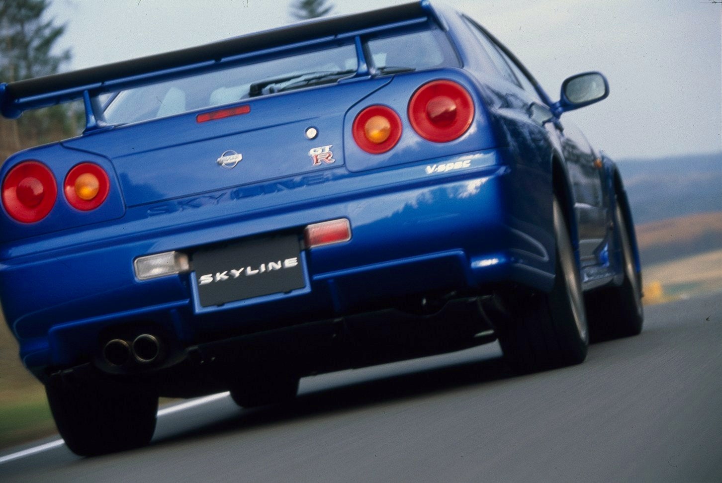 スカイラインGT-R R34のこのカラー（ベイサイドブルー）を見ると、ワイルド・スピード4のポール・ウォーカーを連想するファンも多いのではないだろうか。