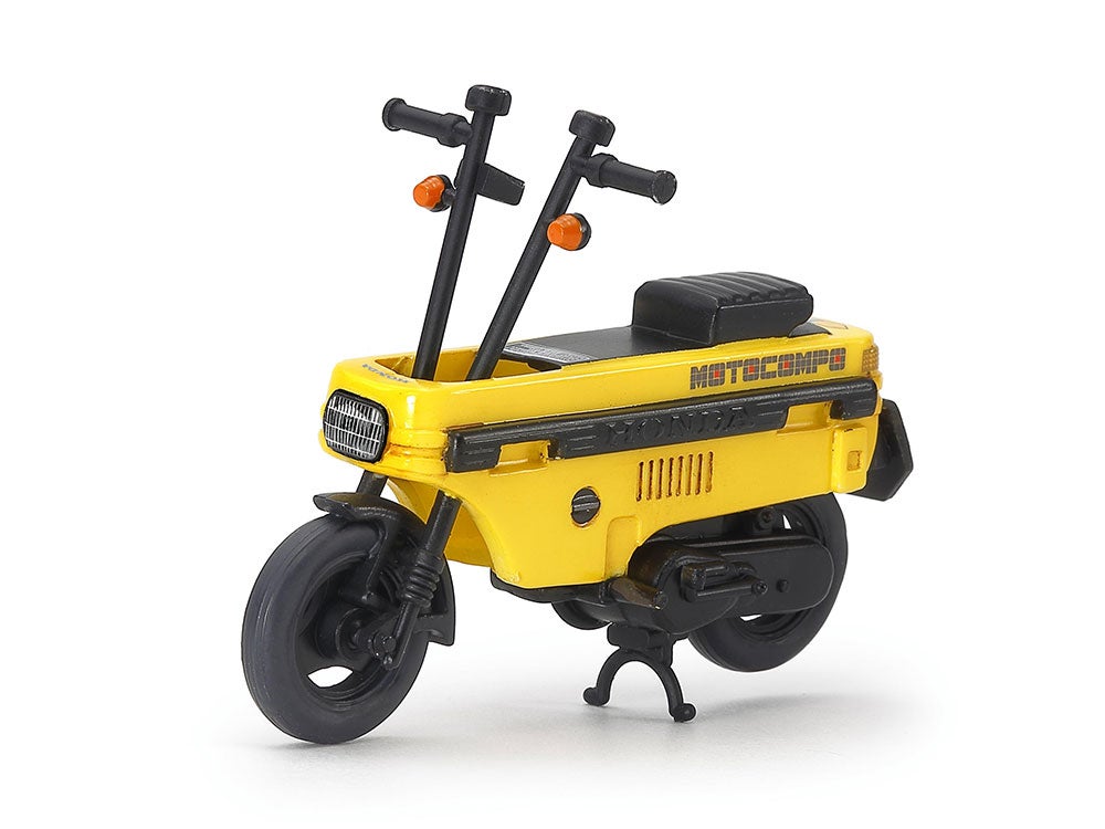 シティと同時に発売された原付バイク、モトコンポもセット。モトコンポのステッカーはイエロー、ホワイトの車体色に加え、レッド用も用意。