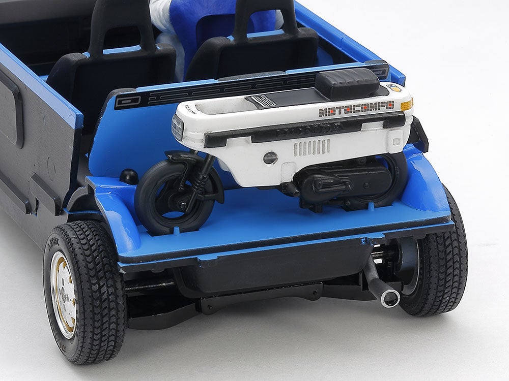 モトコンポは実車同様に車内に収納可能。シティの実車オプションのアルミホイールにはソリッドゴム製のタイヤを組み合わせている。