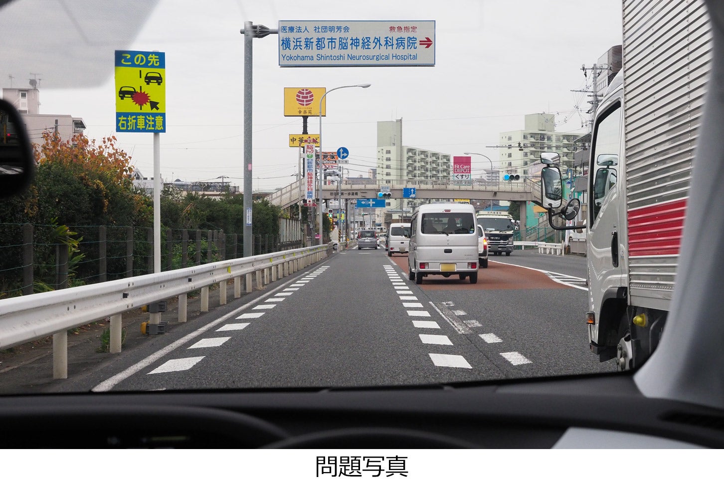 片側2車線ある幹線道路の左車線を走っています。右側の車線は交通量が多くなっています。