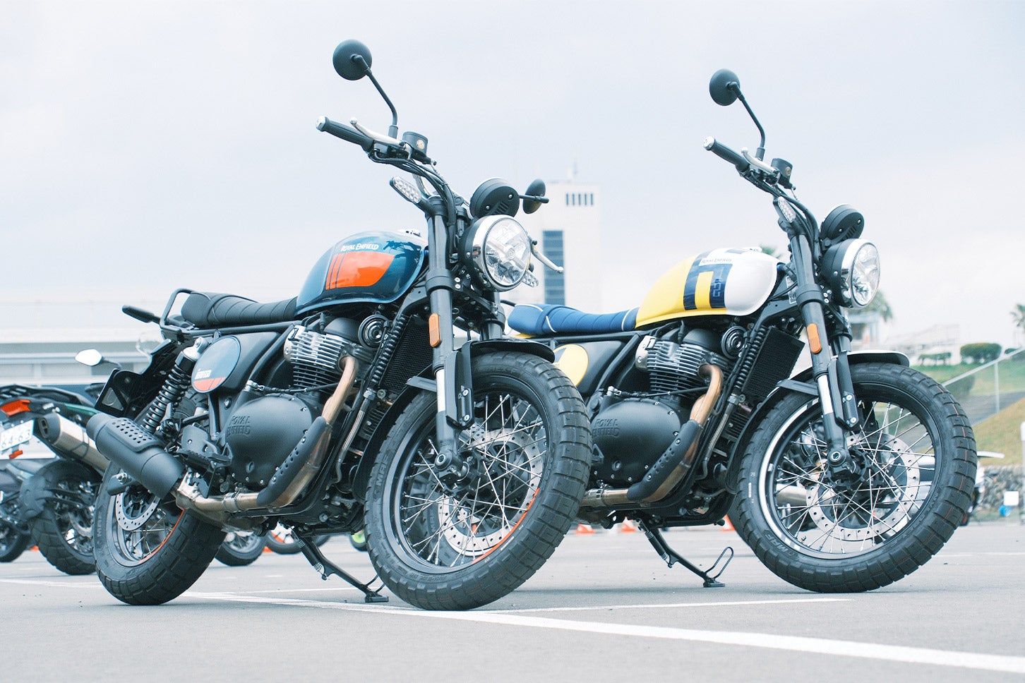 Bear 650はカラーリングで個性を演出できるところも魅力。左からペトロール・グリーンと、ワイルド・ハニー。