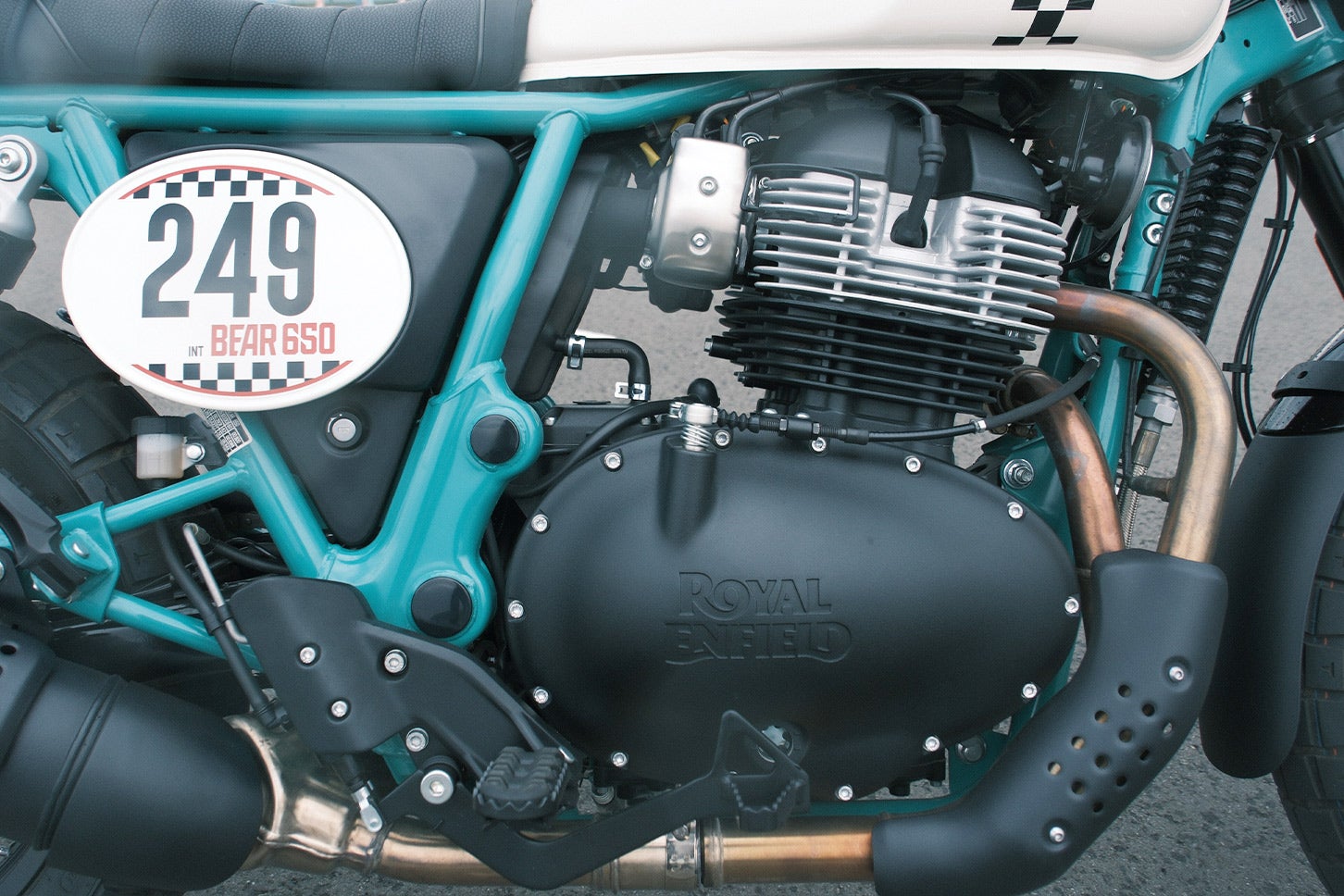 エンジンの見た目はINT650やCONTINENTAL GT650と同じ650cc並列2気筒エンジン。しかし、中速回転域でのパワーを上げ、スムーズな加速を実現するなど、性能が向上している。270度クランクの不等間隔爆発クランクによる歯切れの良い排気音も健在。