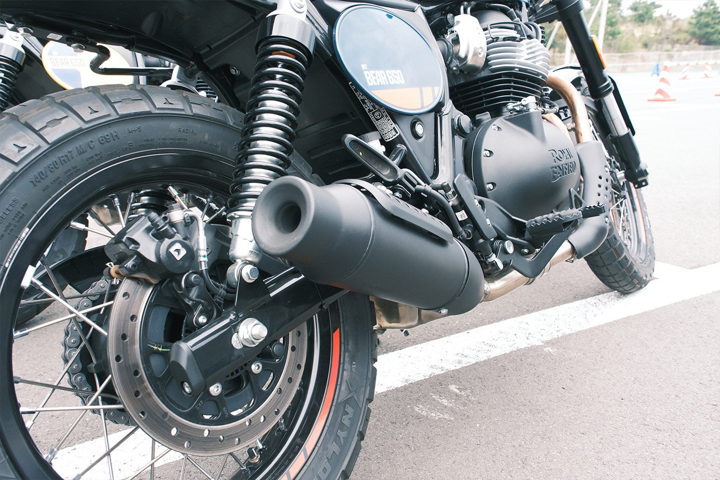 Bear 650では2in1タイプのサイレンサーを採用。