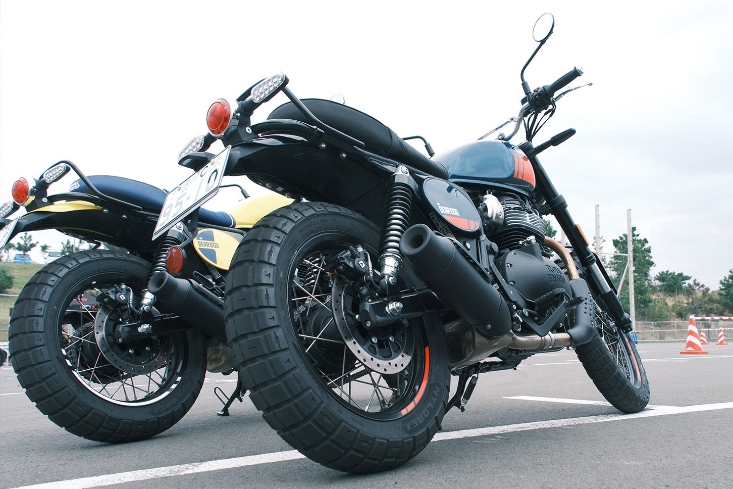 Bear 650では2in1タイプのサイレンサーを採用。