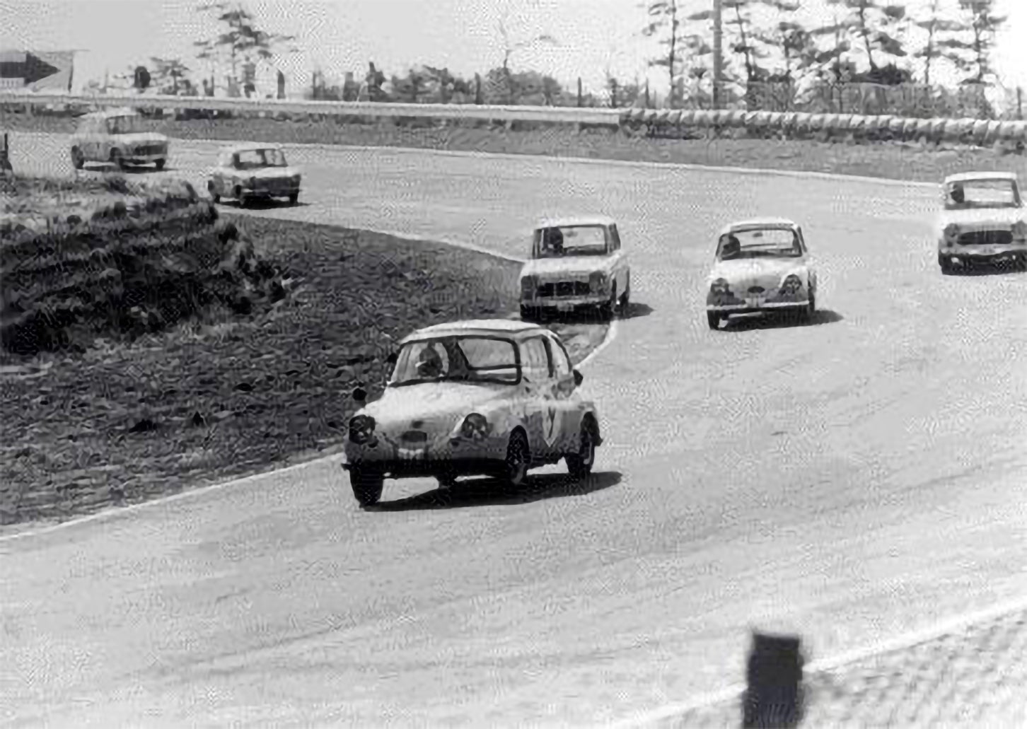 昭和39年5月、鈴鹿サーキットで開催された第2回日本グランプリのT-Ⅰクラスで、スバル360は1・2位を独占した。