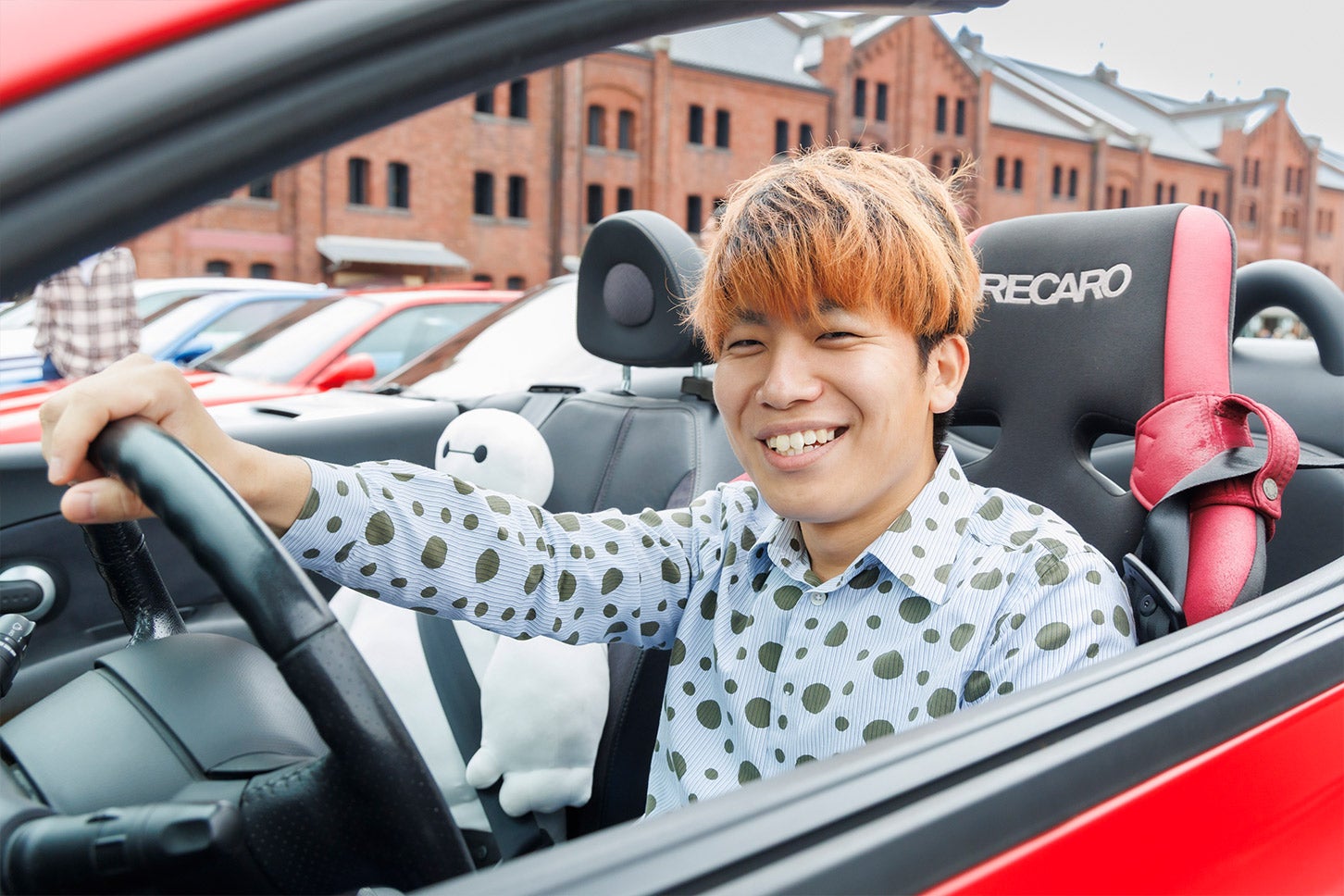 「日本に1台しか無いと思われる、左ハンドルMT車を運よく購入できました」と語るせいやんさん。助手席にいるベイマックスのぬいぐるみが気になります（笑）。