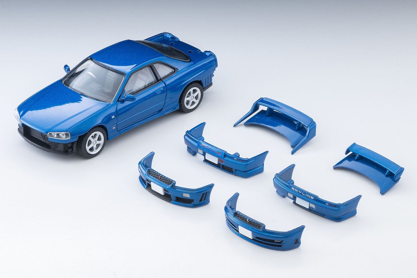 このアイテムには、R34 スカイラインのボディと、ノーマル／オプション仕様の外装パーツが各3種ずつ付属する。