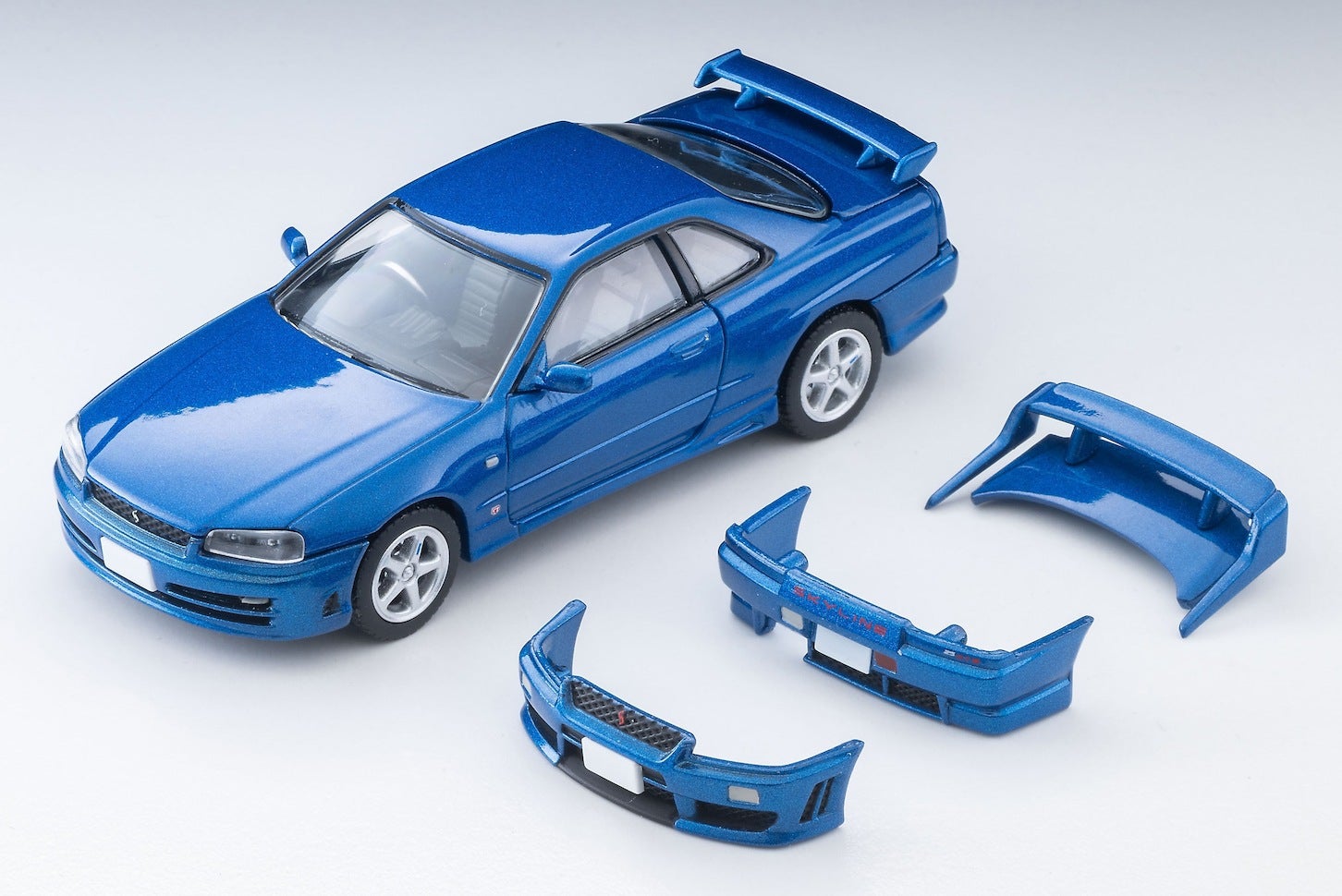 このアイテムには、R34型スカイラインのボディと、ノーマル／オプション仕様の外装パーツが3種ずつ付属する。