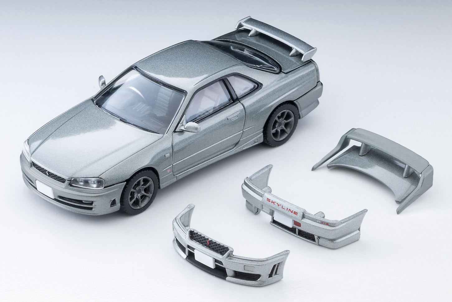 このアイテムには、R34型スカイラインのボディと、ノーマル／オプション仕様の外装パーツが3種ずつ付属する。