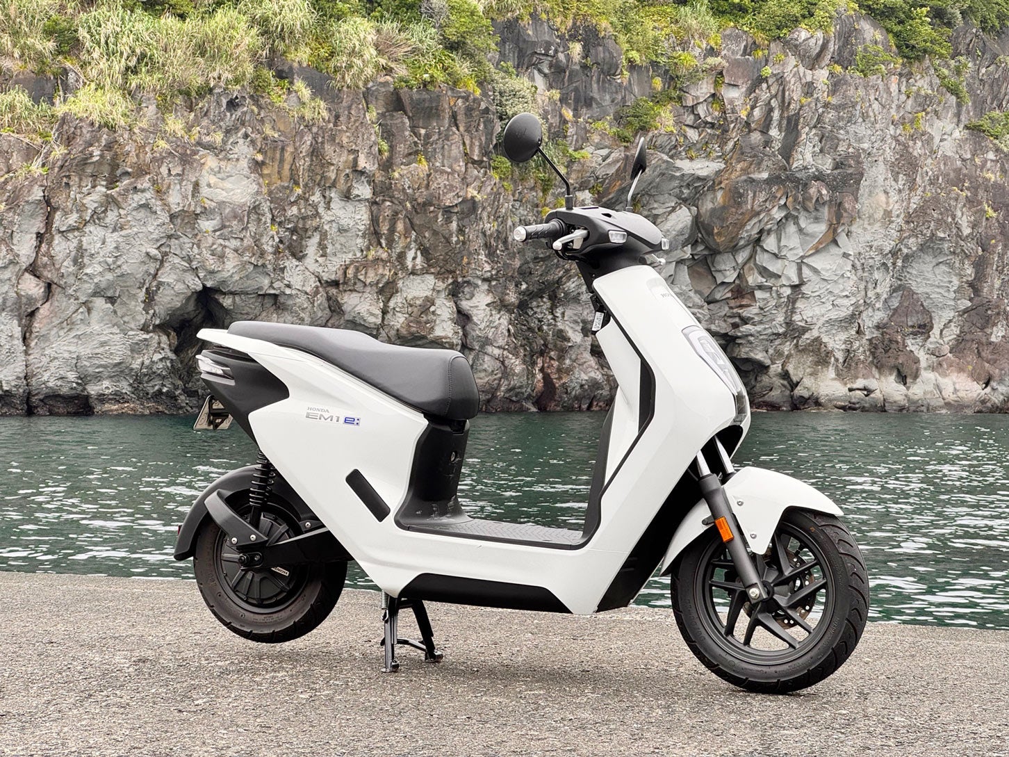 ホンダの電動二輪車「EM1 e:（イーエムワン イー）」。原付一種扱いで、一充電あたりの走行距離は53km。