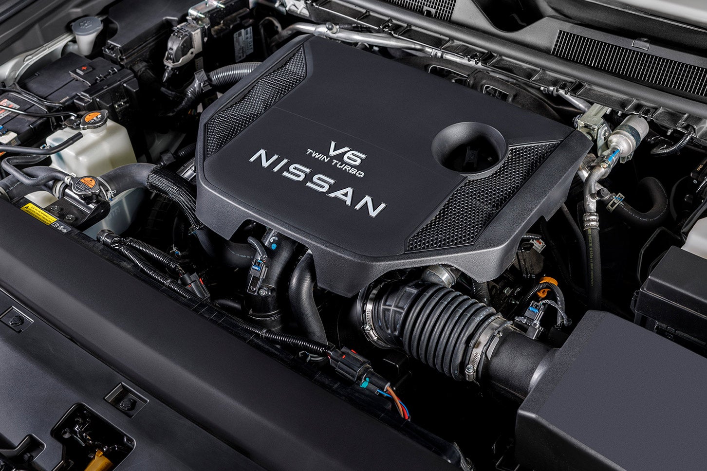 新型3.5リッターV6ターボエンジンでは最大出力425馬力、最大トルク700Nmを発生。従来のV8エンジンと比較して出力が7％、トルクが25％向上している。