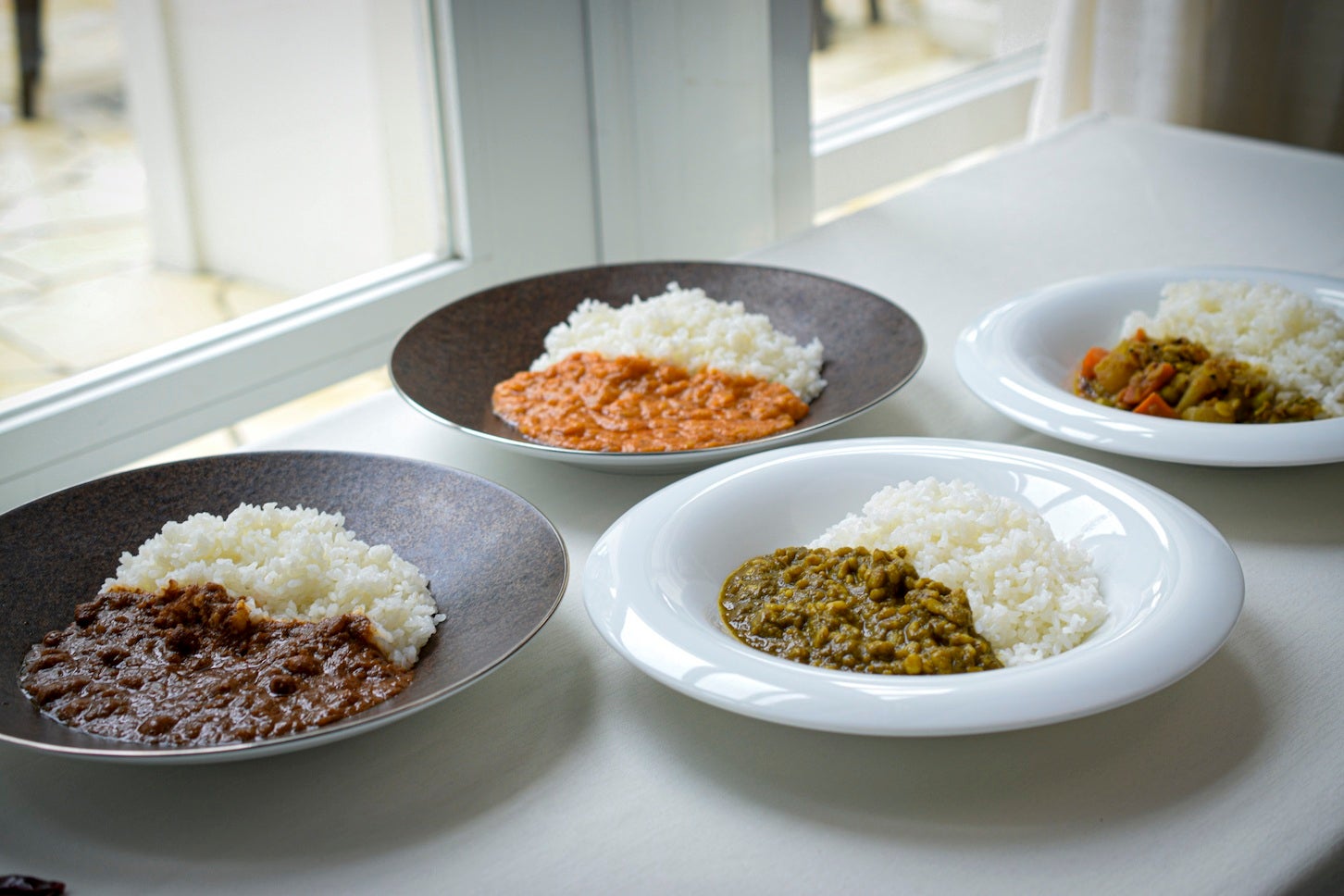 スズキ食堂 インドベジタリアンカレー4種の盛り付けイメージ