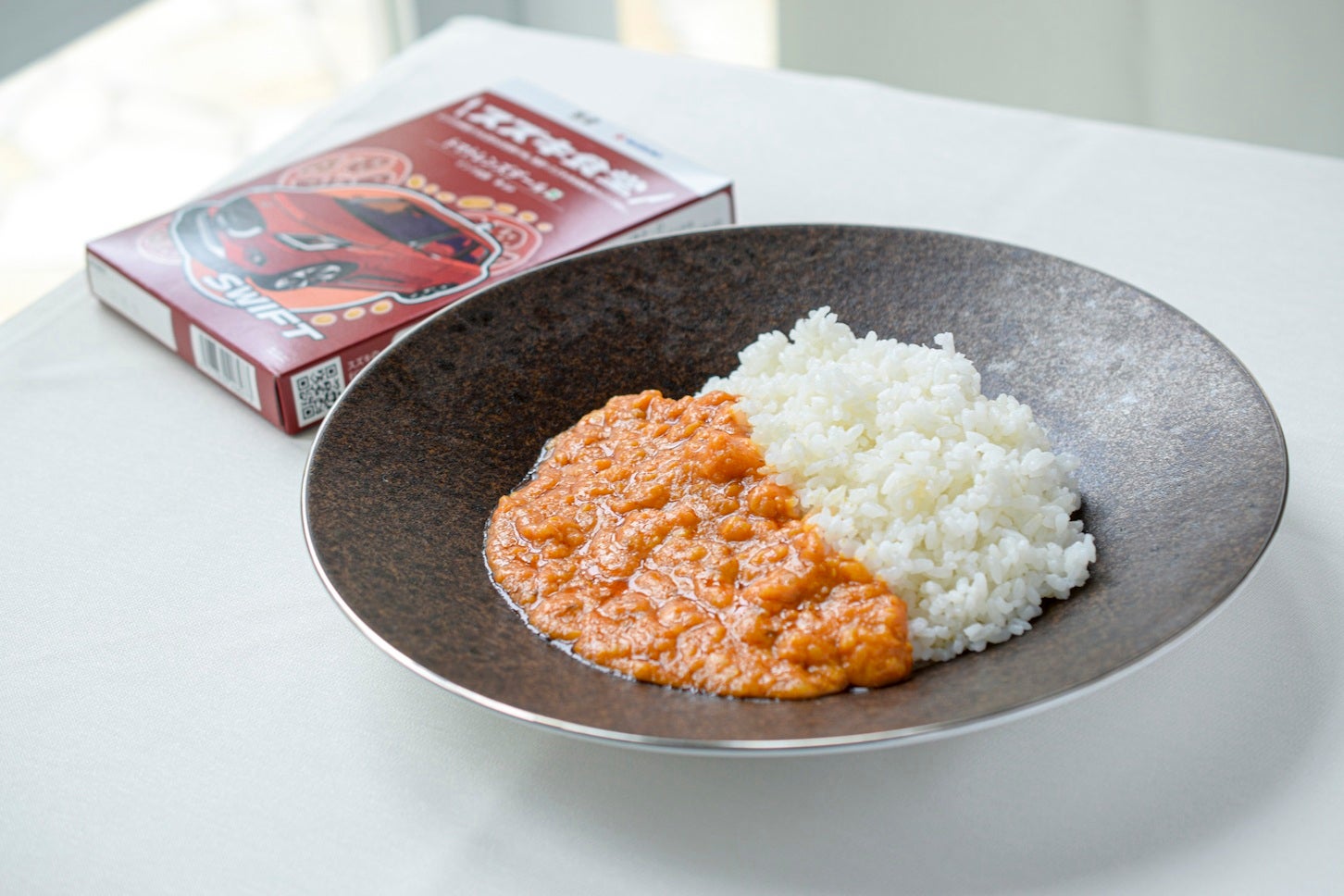 パッケージに「スイフト」が描かれた「トマトレンズダール」は、栄養豊富なレンズ豆をトマトと合わせた北インドの煮込み料理。スパイスはクミン・ターメリック・チリの3種のみだが、奥深い味わいを楽しめる。辛さ：★★