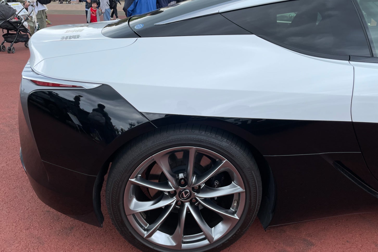 モビリティリゾートもてぎに展示された「レクサスLC500」パトカー。
