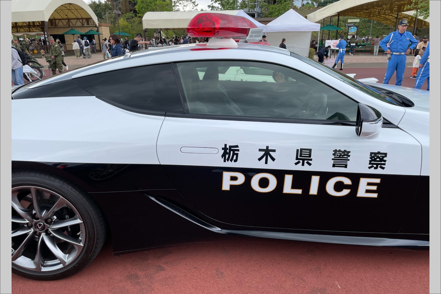 モビリティリゾートもてぎに展示された「レクサスLC500」パトカー。