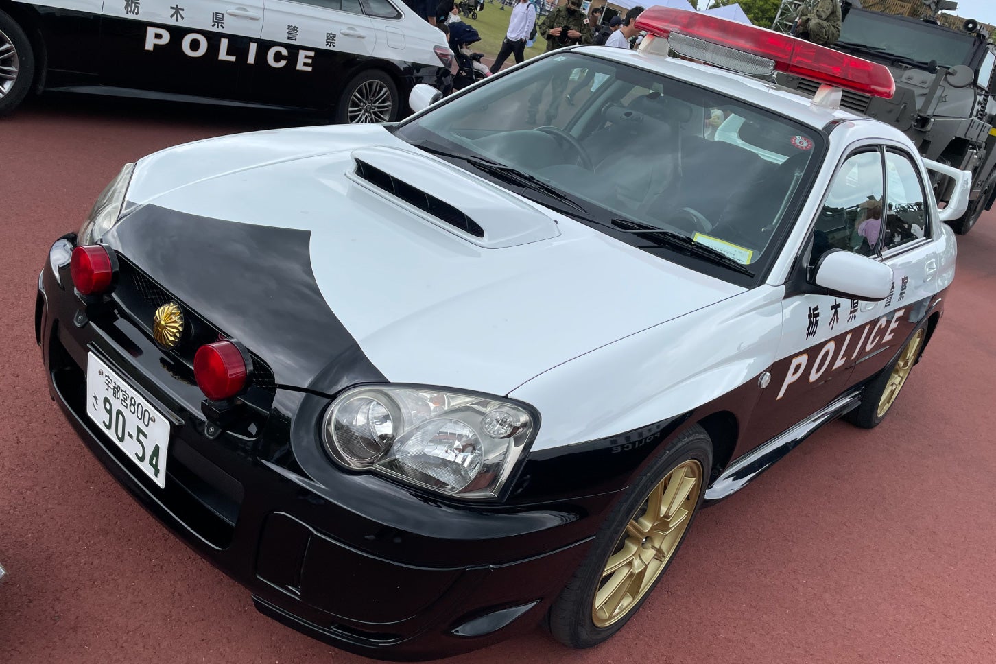 モビリティリゾートもてぎに展示された「インプレッサ WRX STi」パトカー。ゴールドのホイールやボンネットのエアインテークなど、特徴が残されている。
