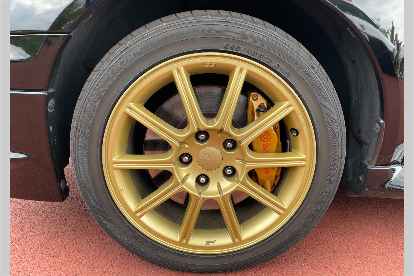 モビリティリゾートもてぎに展示された「インプレッサWRX STi」パトカー。ゴールドのホイールが印象的。