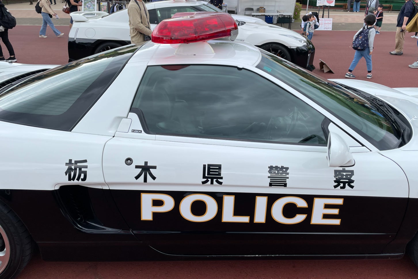 モビリティリゾートもてぎに展示された「ホンダ・NSX（NA2型）」のパトカー。