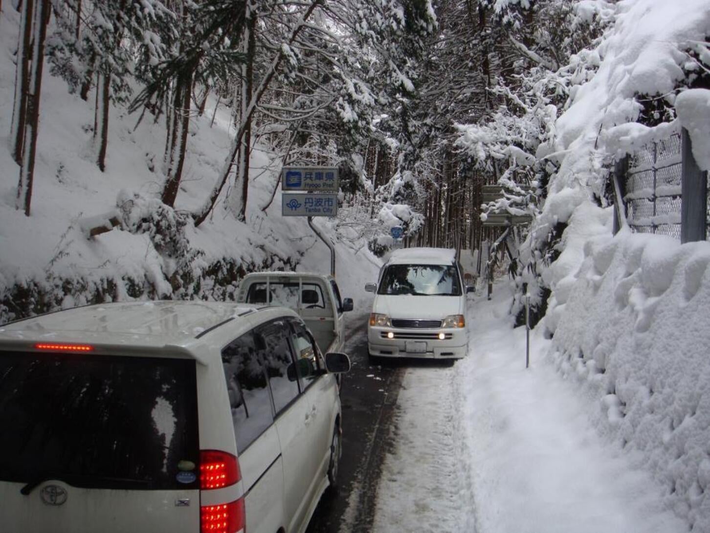 国道429号 榎峠の現況。乗用車のすれ違いも困難。