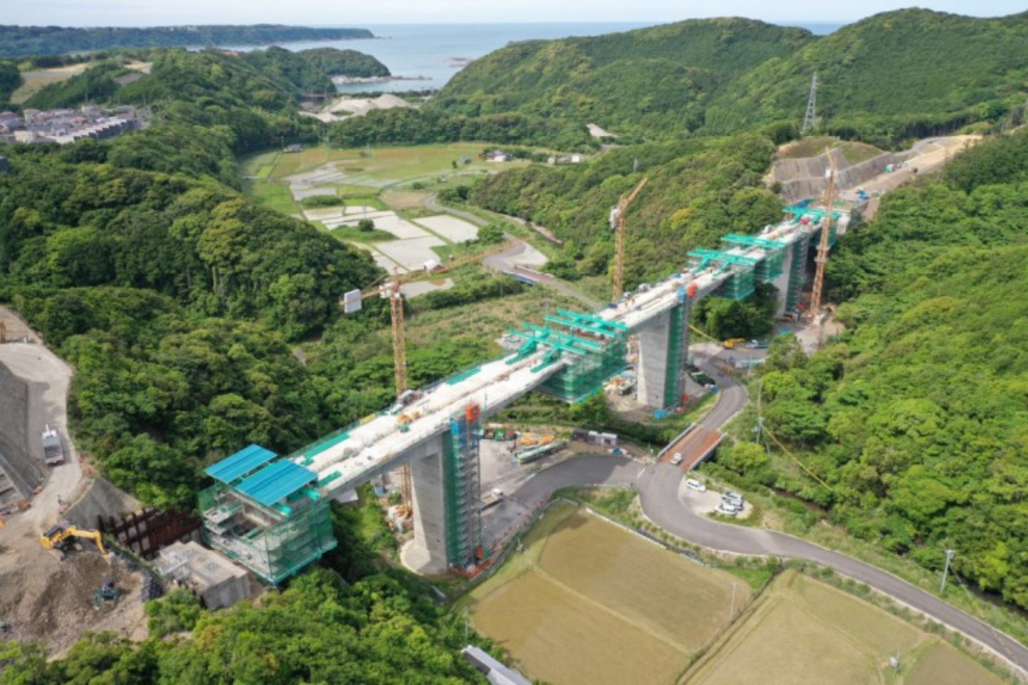 紀伊半島の最南端、串本へ向けて工事中の紀勢自動車道「すさみ串本道路」工区。