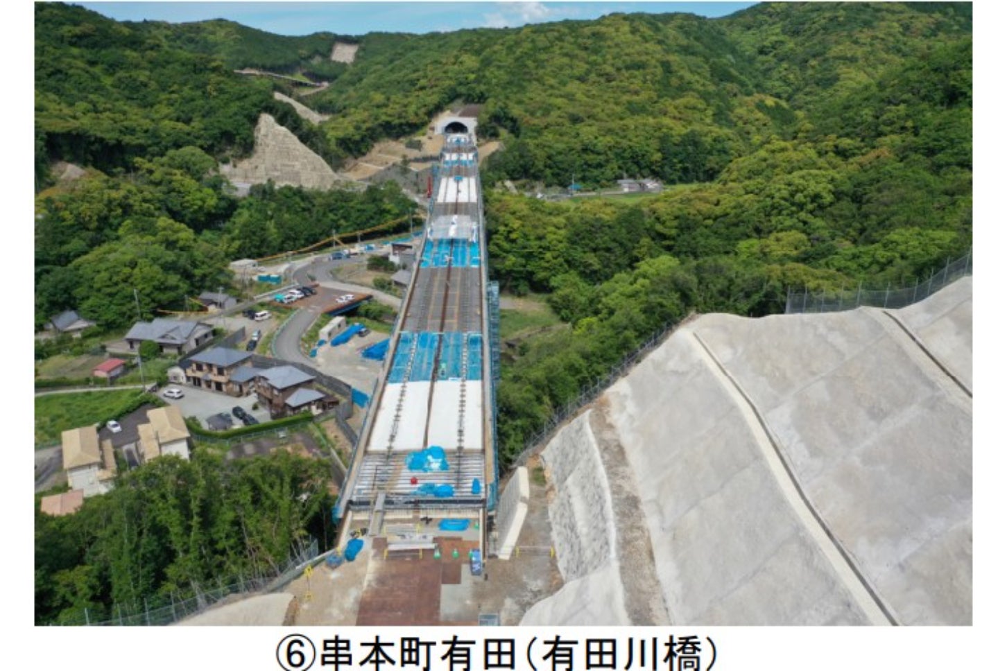 紀伊半島の最南端、串本へ向けて工事中の紀勢自動車道「すさみ串本道路」工区。