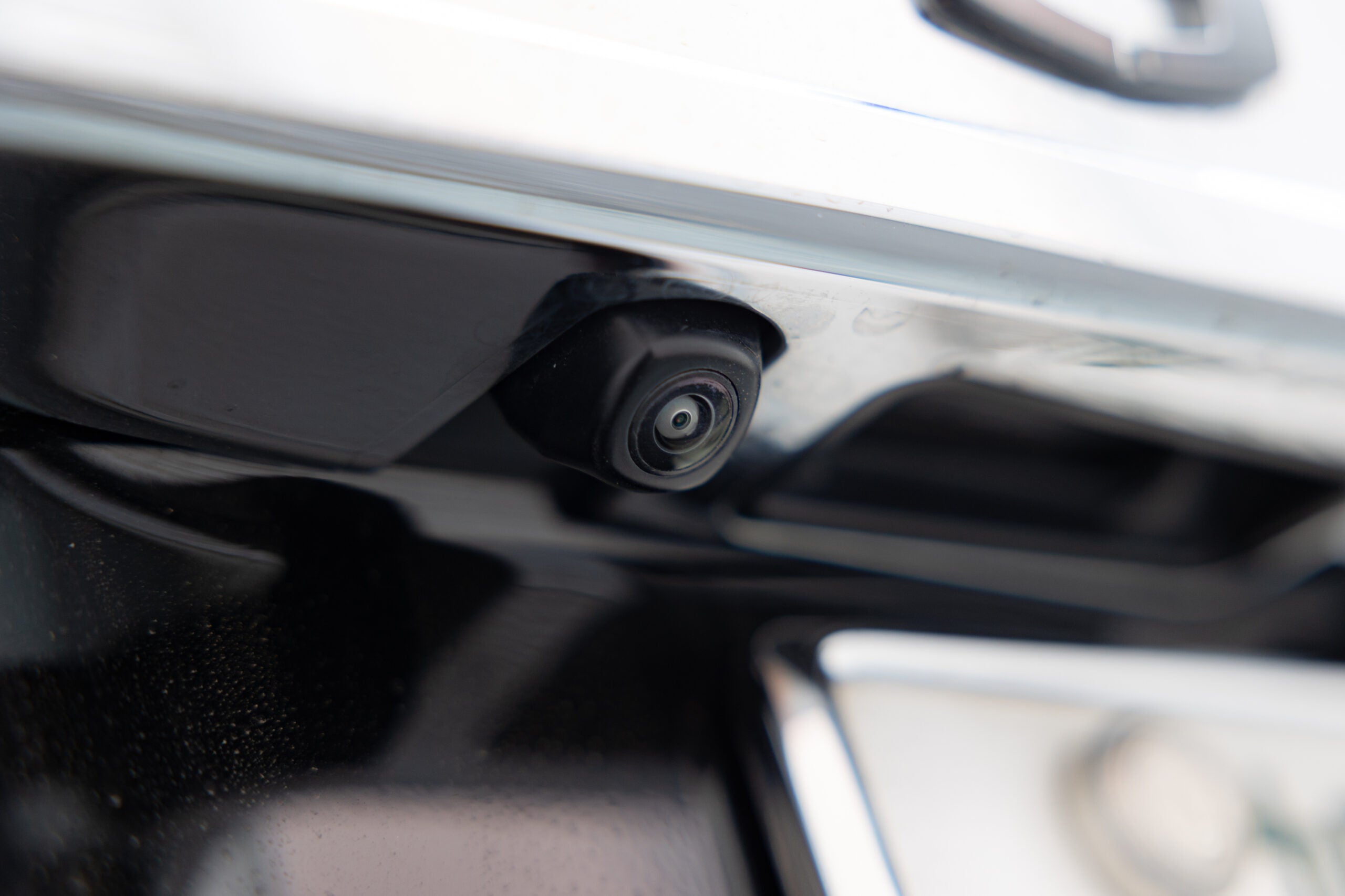 2024年11月以降の新車にはバックカメラの搭載が義務化された。(c)tarou230 – stock.adobe.com