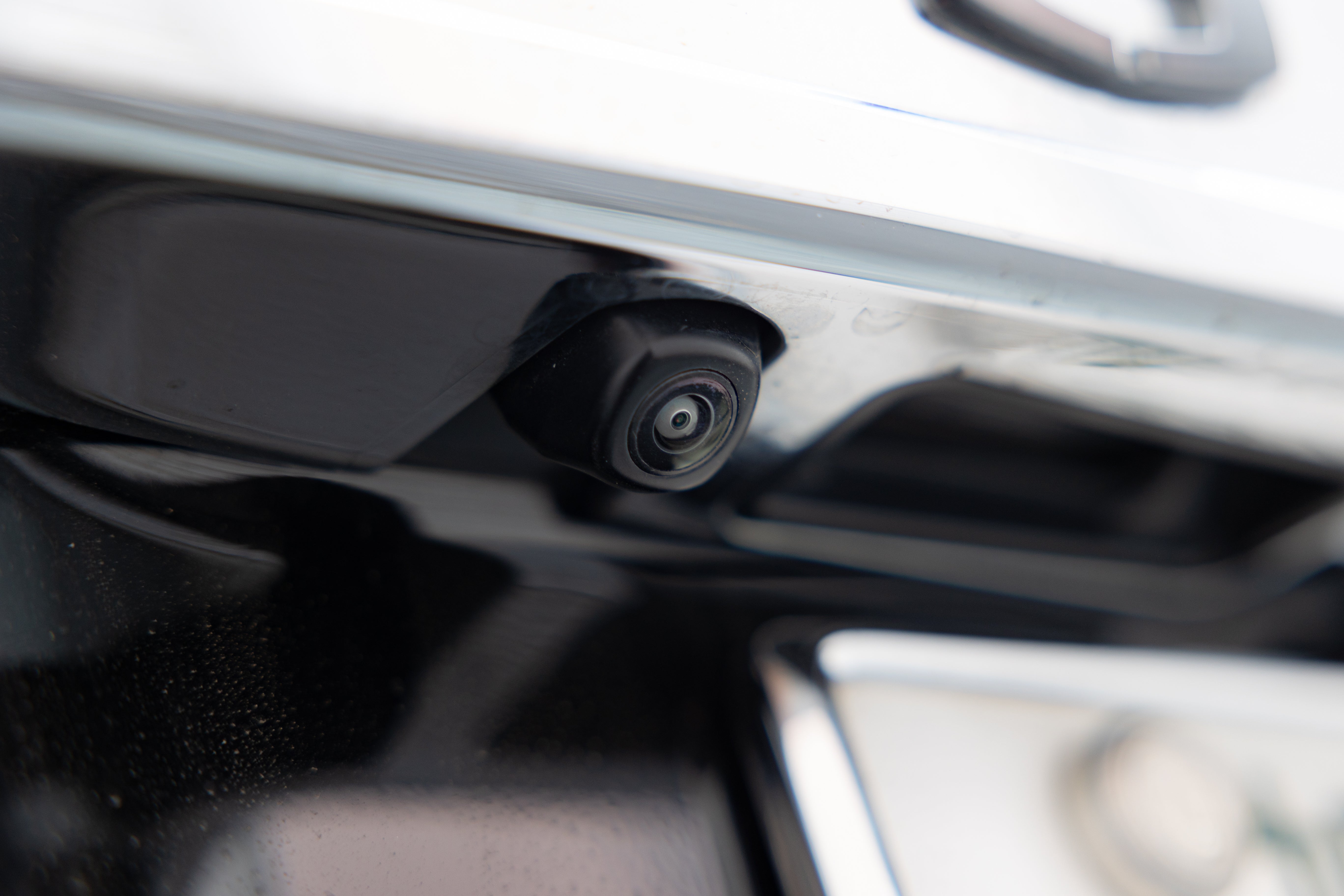 2024年11月以降の新車にはバックカメラの搭載が義務化された。(c)tarou230 – stock.adobe.com