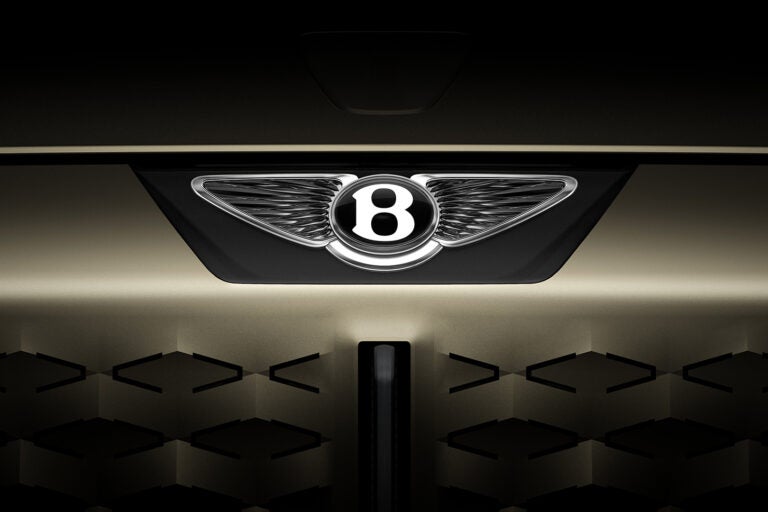 ベントレーの新「ウイングドB」エンブレム｜Bentley new Winged B
