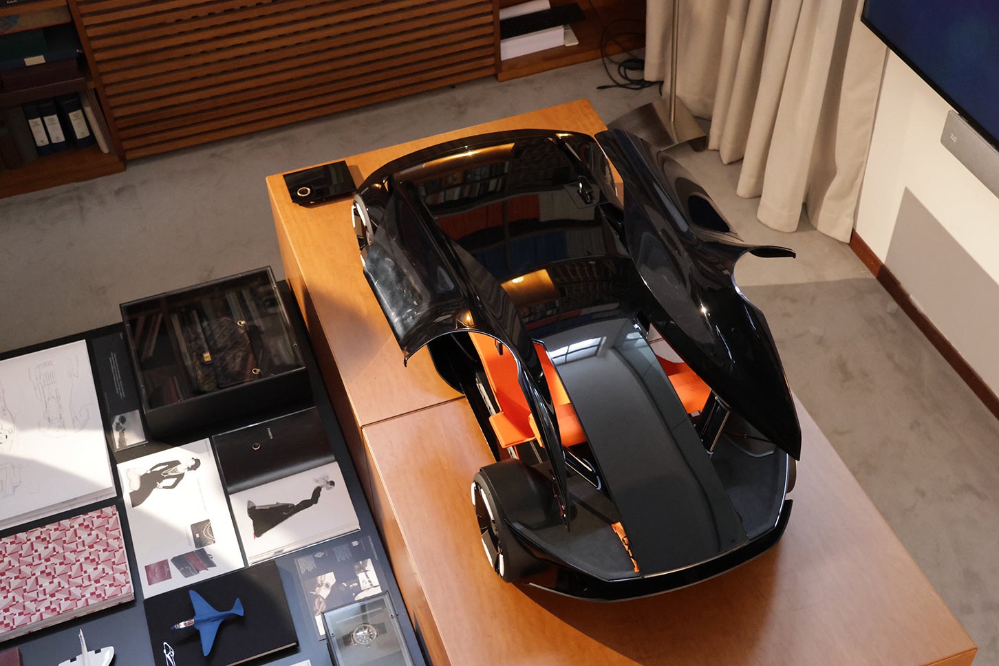 スケールモデルは、普段スタジオとして使われている施設の一室で公開された。デザイナーのイマジネーションを広げるきっかけとなった、さまざまなアイテムも並べられた。