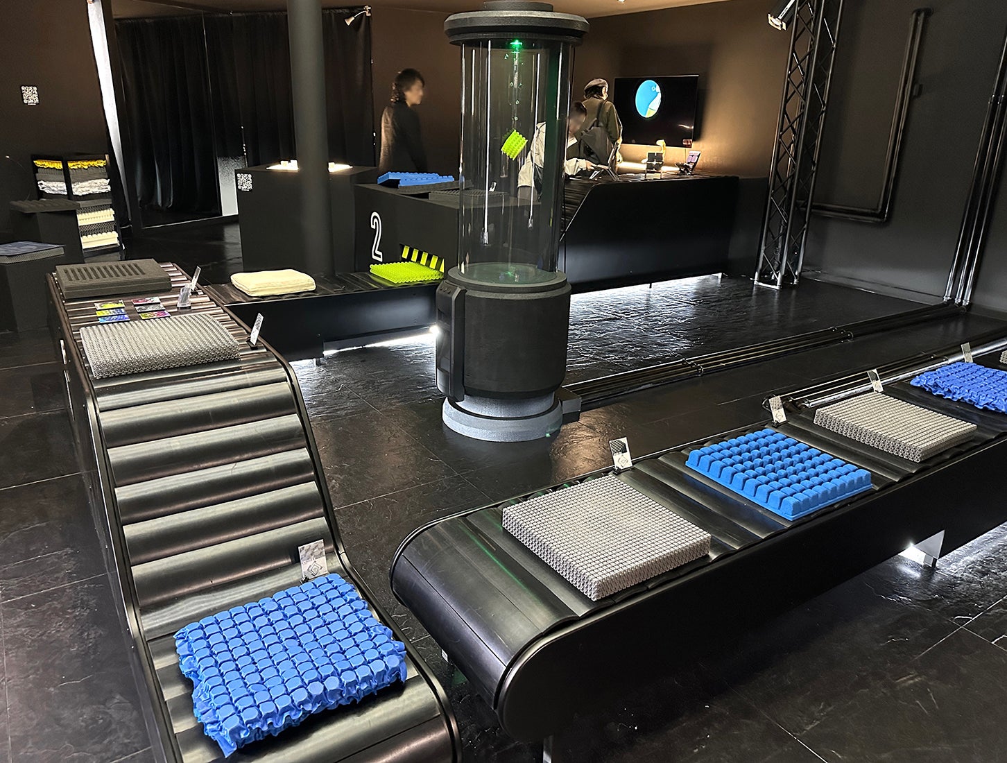 トヨタ紡織の「S-CORE(スコア)」。一番手前の青い座布団は寝具メーカーが作ったもの。内部に形状が異なるコイルスプリングが多数並べられており、体圧を巧みに受け止める。