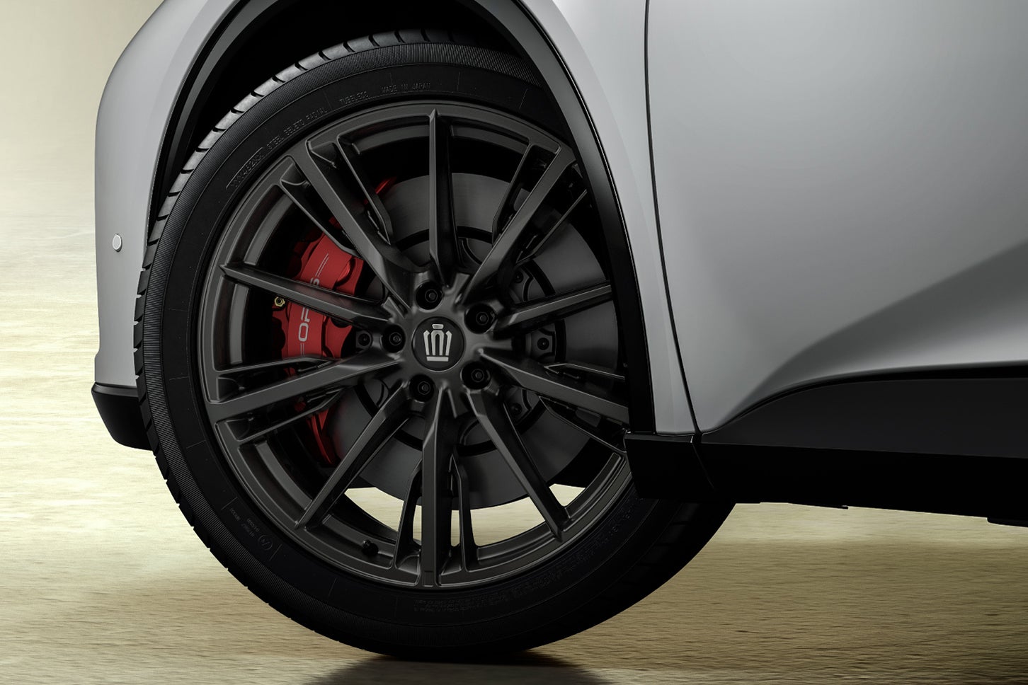 トヨタ・クラウン スポーツ“THE 70th”｜235/45R21タイヤ＆21×8.5Jアルミホイール（マットブラック塗装）＆センターオーナメント