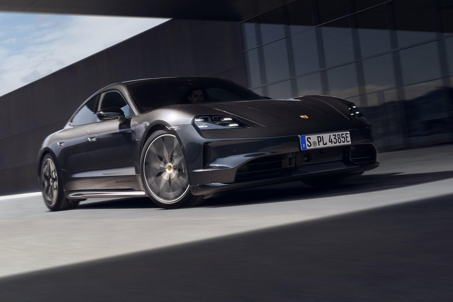 純正 ペア 新しい 本物の ポルシェ 992 カレラ 9YA カイエン タイカン 新しいポルシェ「カイエン」「タイカン」は全身黒コーデ！ 専用