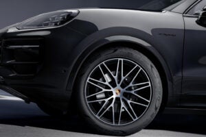 新しいポルシェ「カイエン」「タイカン」は全身黒コーデ！ 専用仕立て