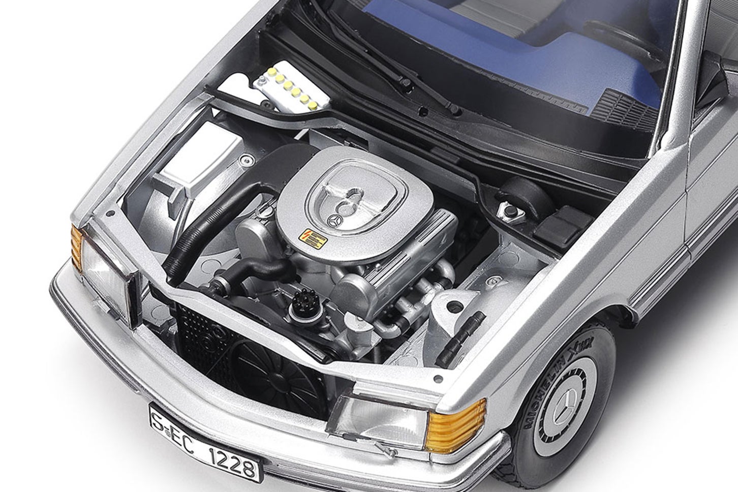 V8エンジンはもちろん、ラジエターやエアクリーナー、バッテリーなどの補機類も精密に再現。ボンネットは脱着式だ。