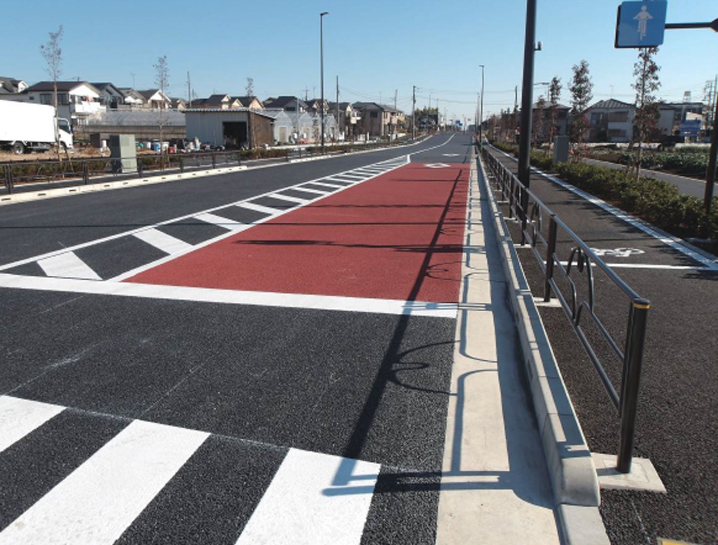 放射第7号線（大泉）西側区間ではカラー舗装が採用されている。
