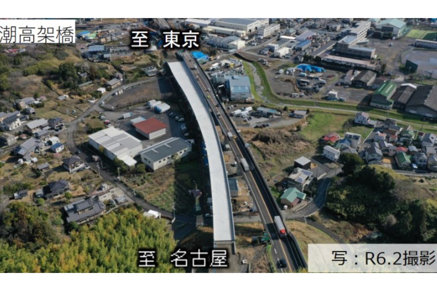 高架橋の4車線道路は一般的に、暫定2車線として開通した道路の隣に、もう1本新たな高架橋を建設する形となる。