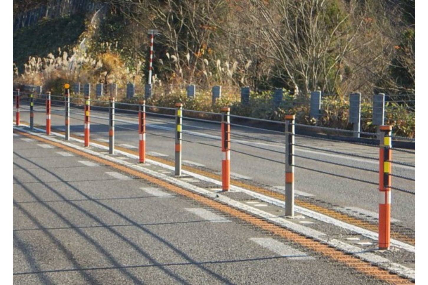暫定2車線区間で設置が進むワイヤーロープ。