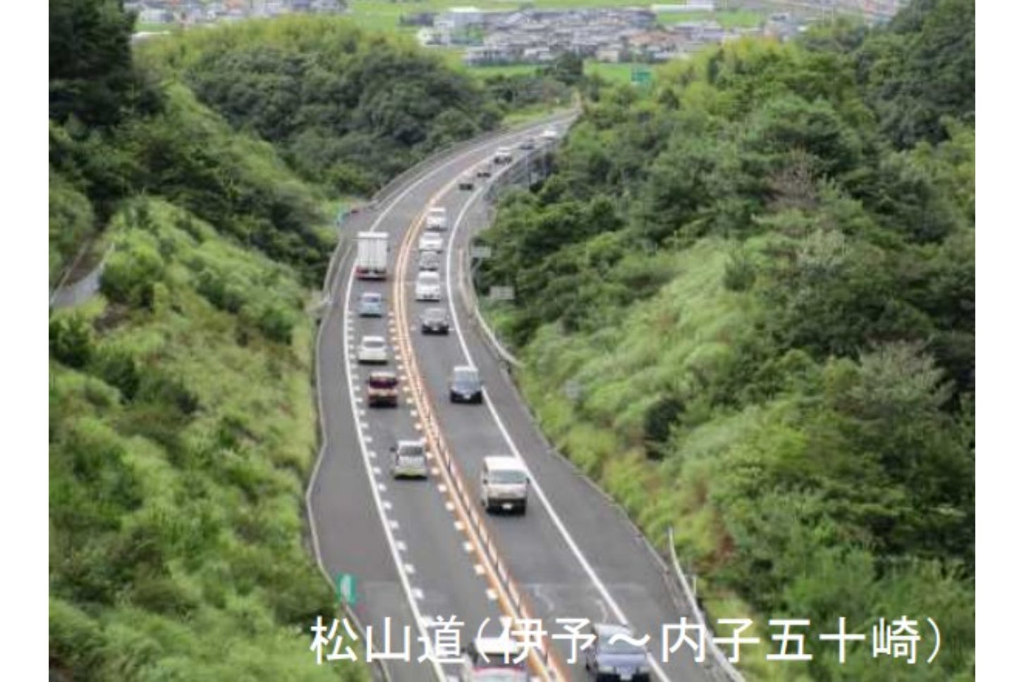 対面通行で運用されている暫定2車線の高速道路。
