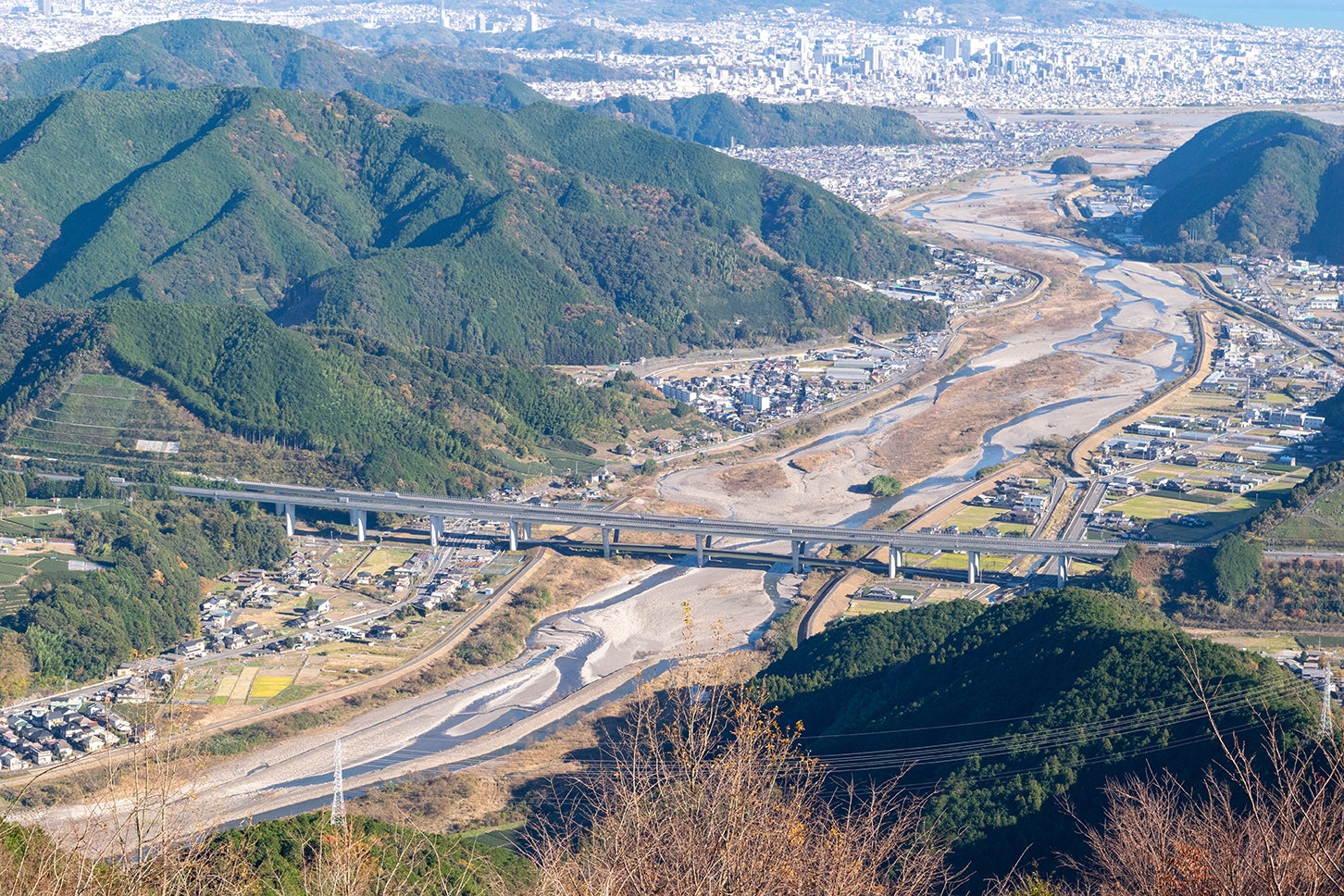 静岡市の藁科川を跨ぐように建設された新東名。日本の高速道路は橋梁とトンネルが諸外国と比べ非常に多いのが特徴だ。©photopic - stock.adobe.com