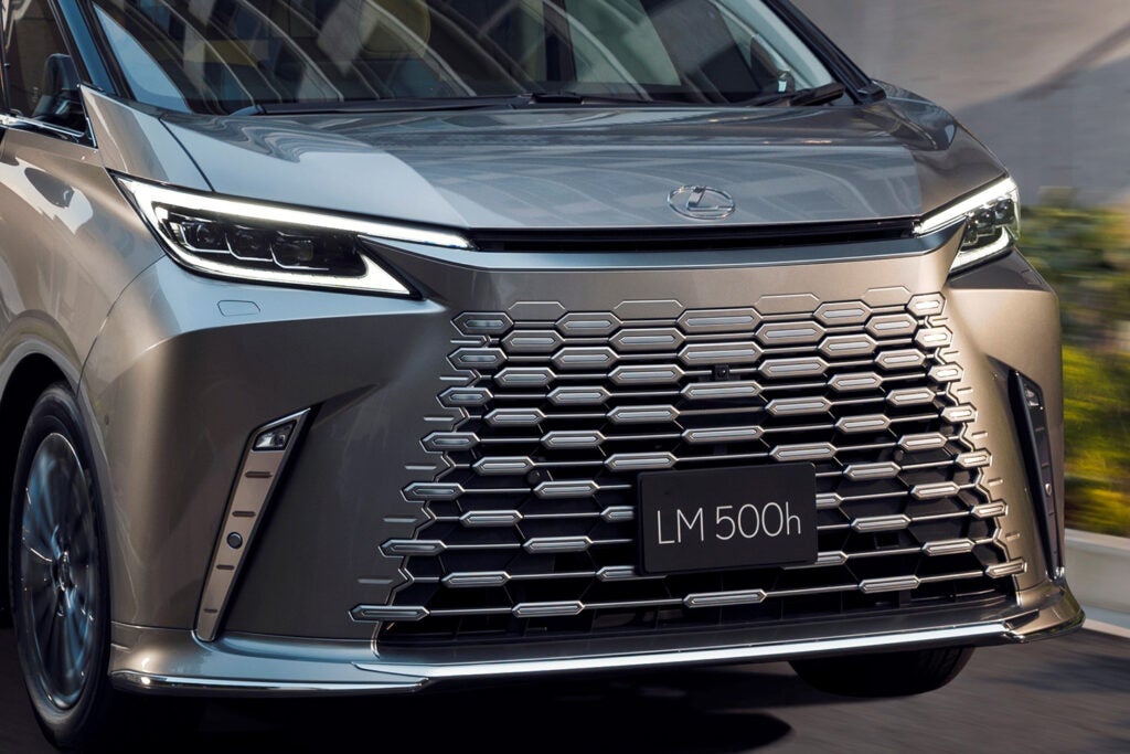 レクサスの新しい「LM」は静粛性がさらに向上！ 4人乗り