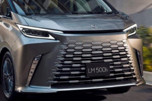レクサスの新しい「LM」は静粛性がさらに向上！ 4人乗り