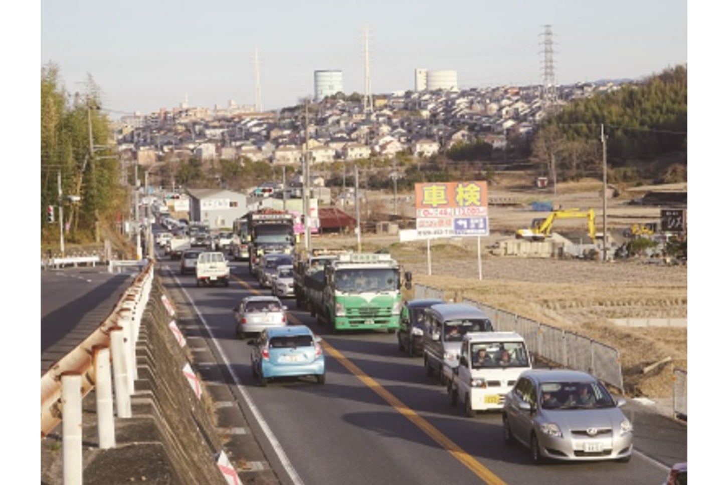 渋滞が激しい京都府精華町の国道163号。
