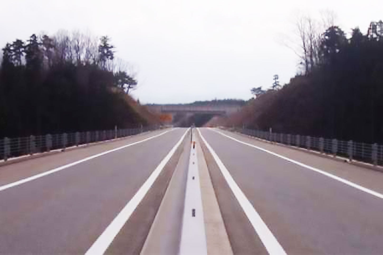 能越道の暫定2車線区間における中央分離帯設置例。ボックスビーム柵が設置されている。