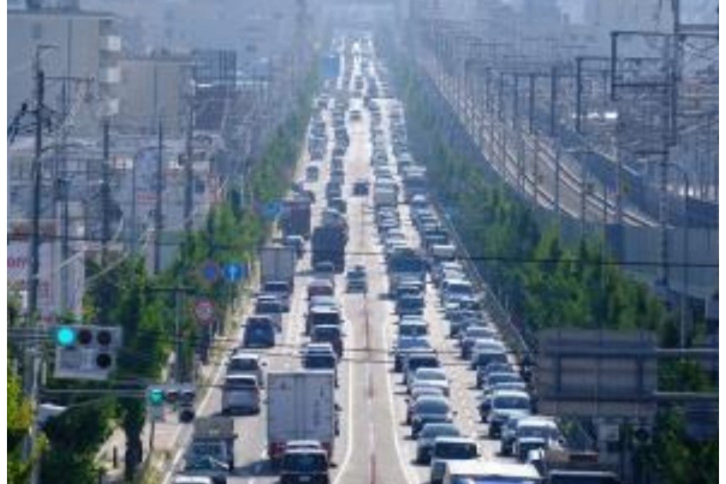 渋滞する京都市山科区の国道1号。