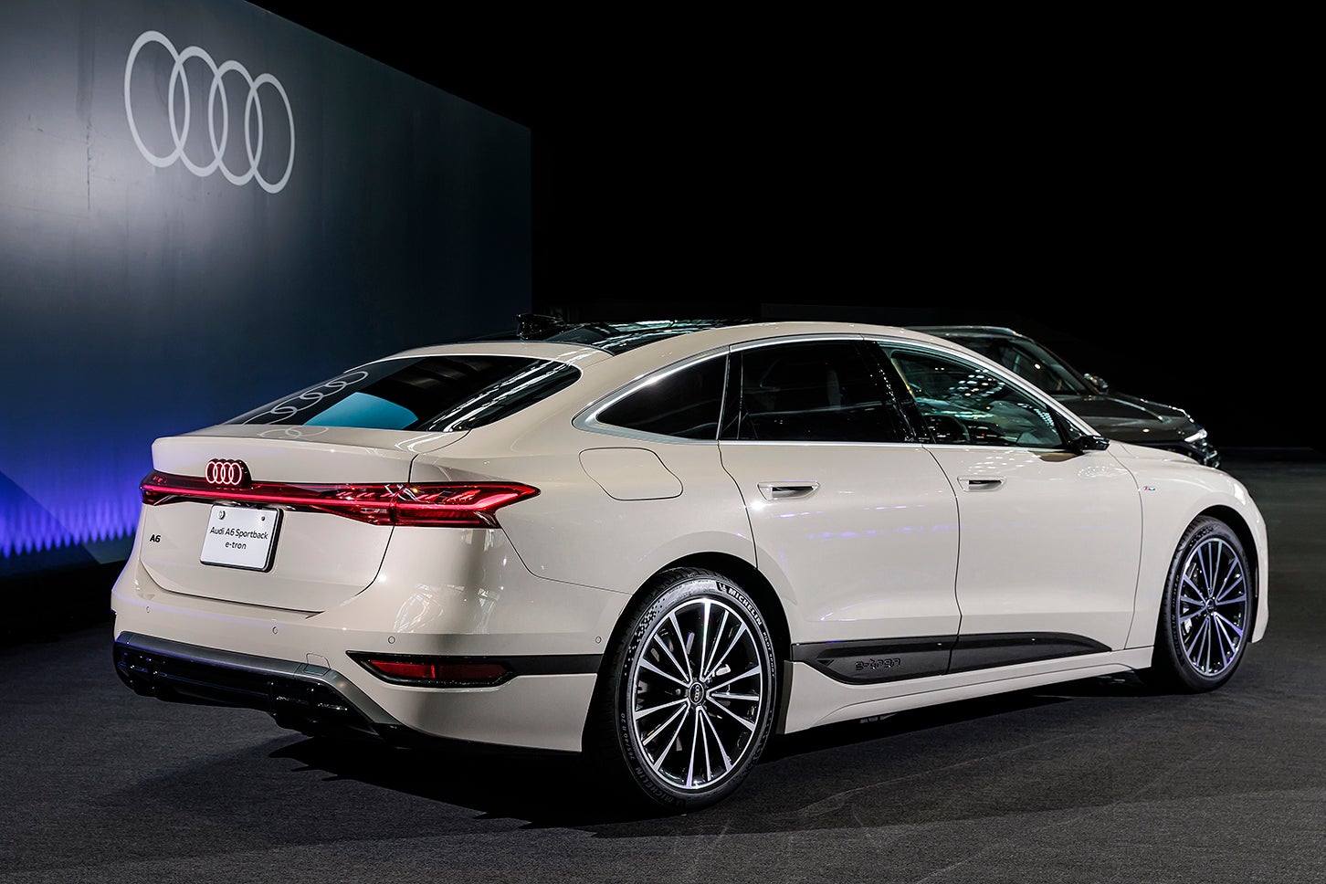 アウディA6スポーツバックe-tronパフォーマンス｜Audi A6 Sportback e-tron performance