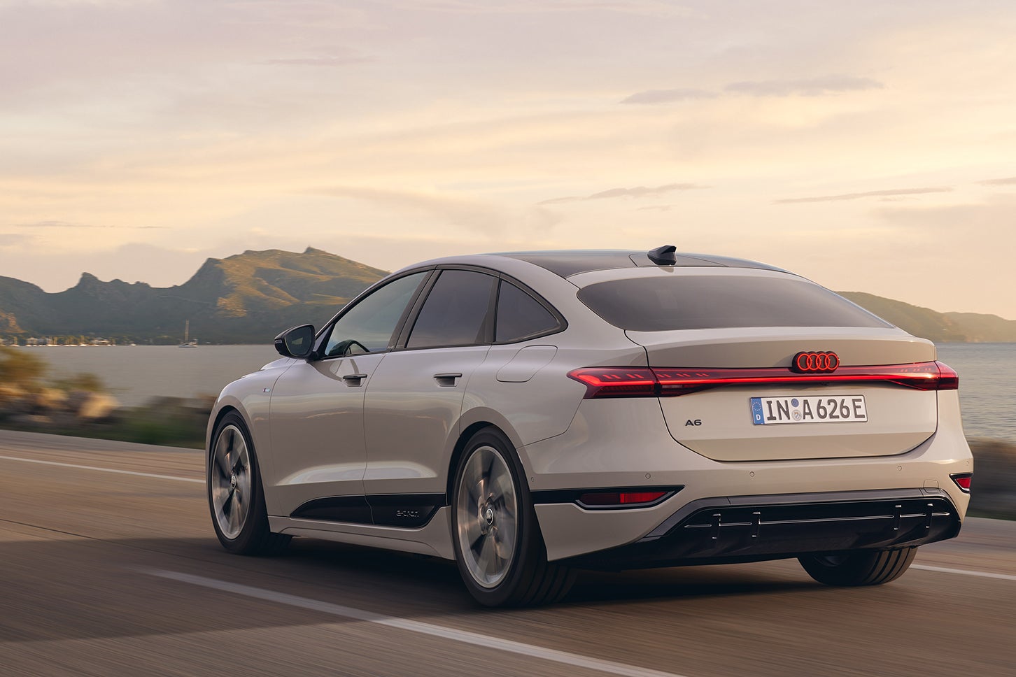 アウディA6スポーツバックe-tronパフォーマンス|Audi A6 Sportback e-tron performance