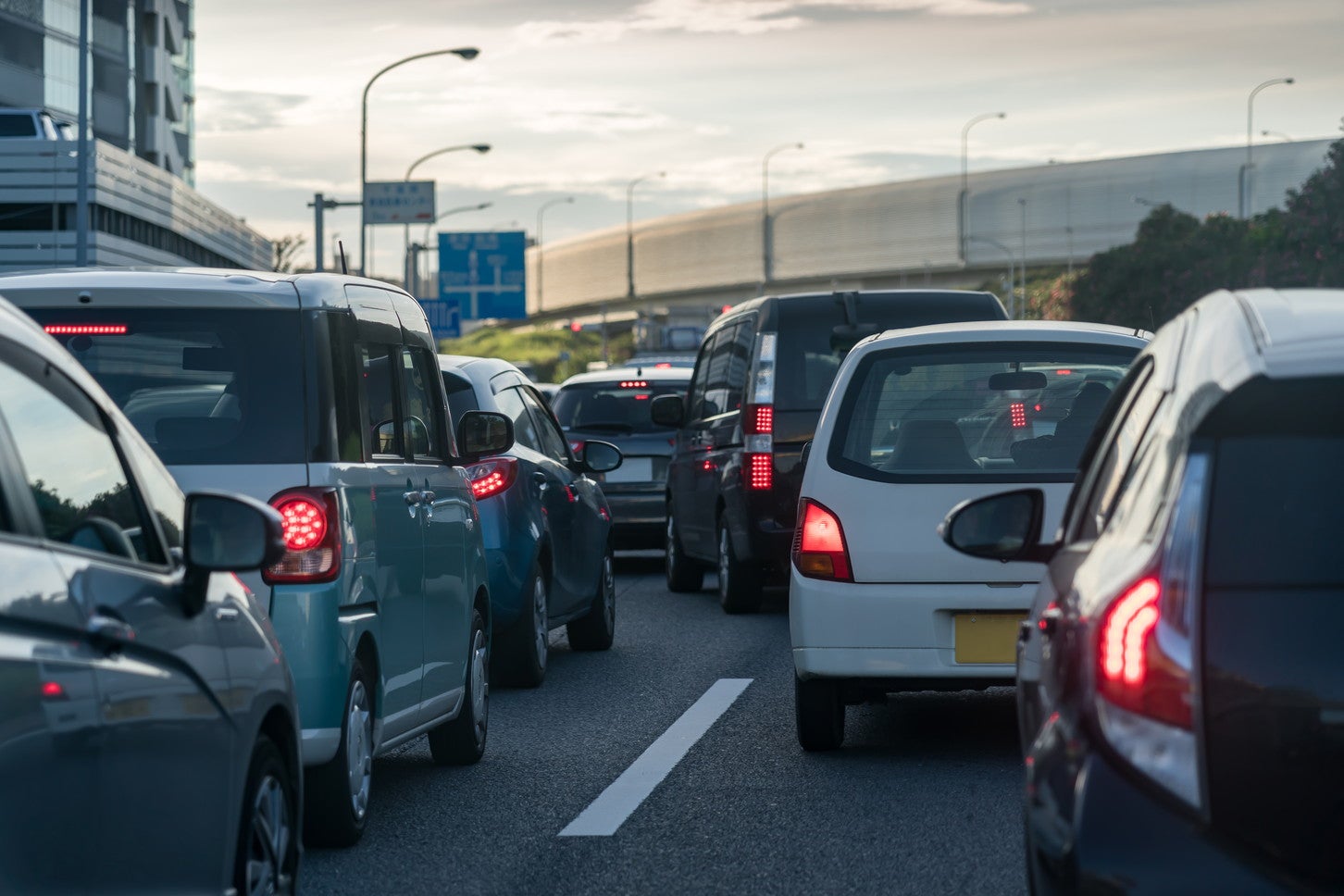 長期休暇では高速道路の渋滞に巻き込まれることが多い。