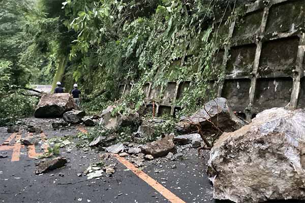 国道140号現道で発生した落石事故の様子。