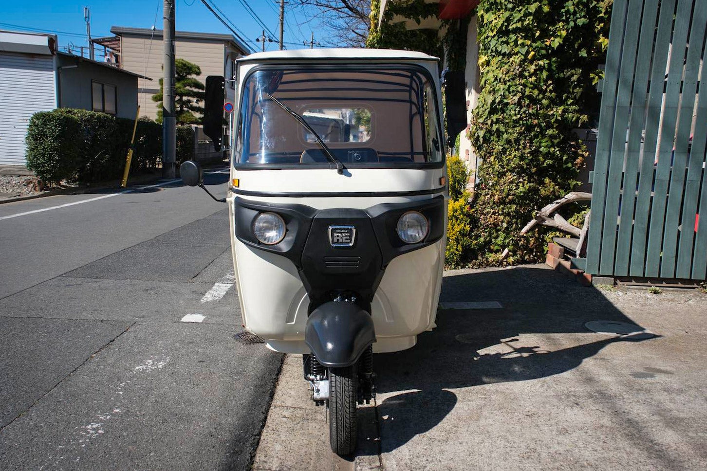 こちらは新色のホワイト。ほんのりアイボリーがかっており、新車ながらすでにレトロ感が漂っている。発売されたばかりだが、一番人気が出そうだ。