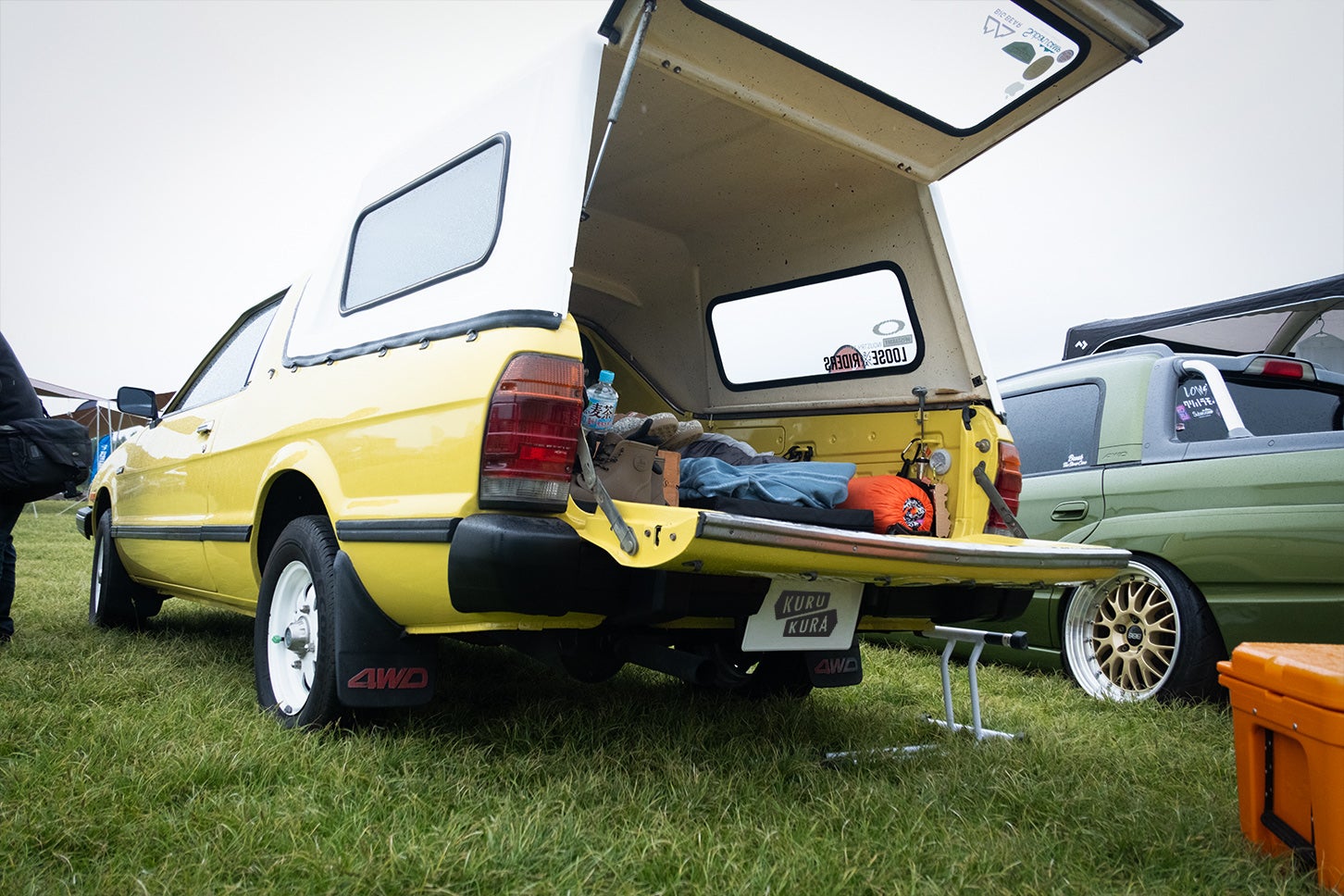 FRP製シェルを載せているのでラゲッジスペースは広々している。イベント時、須崎さんはこのスペースで車中泊を楽しんでいた。